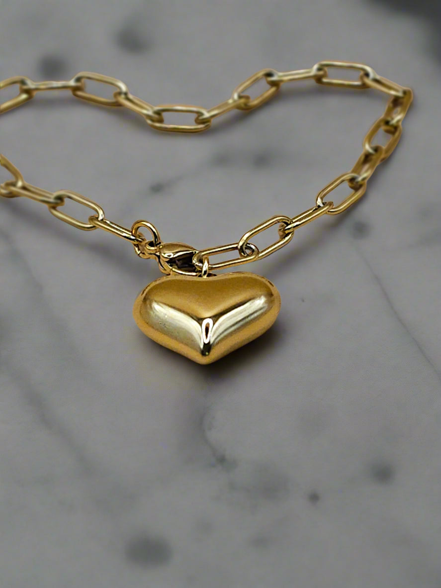 A gold-plated bracelet chain style with a heart-shaped charm